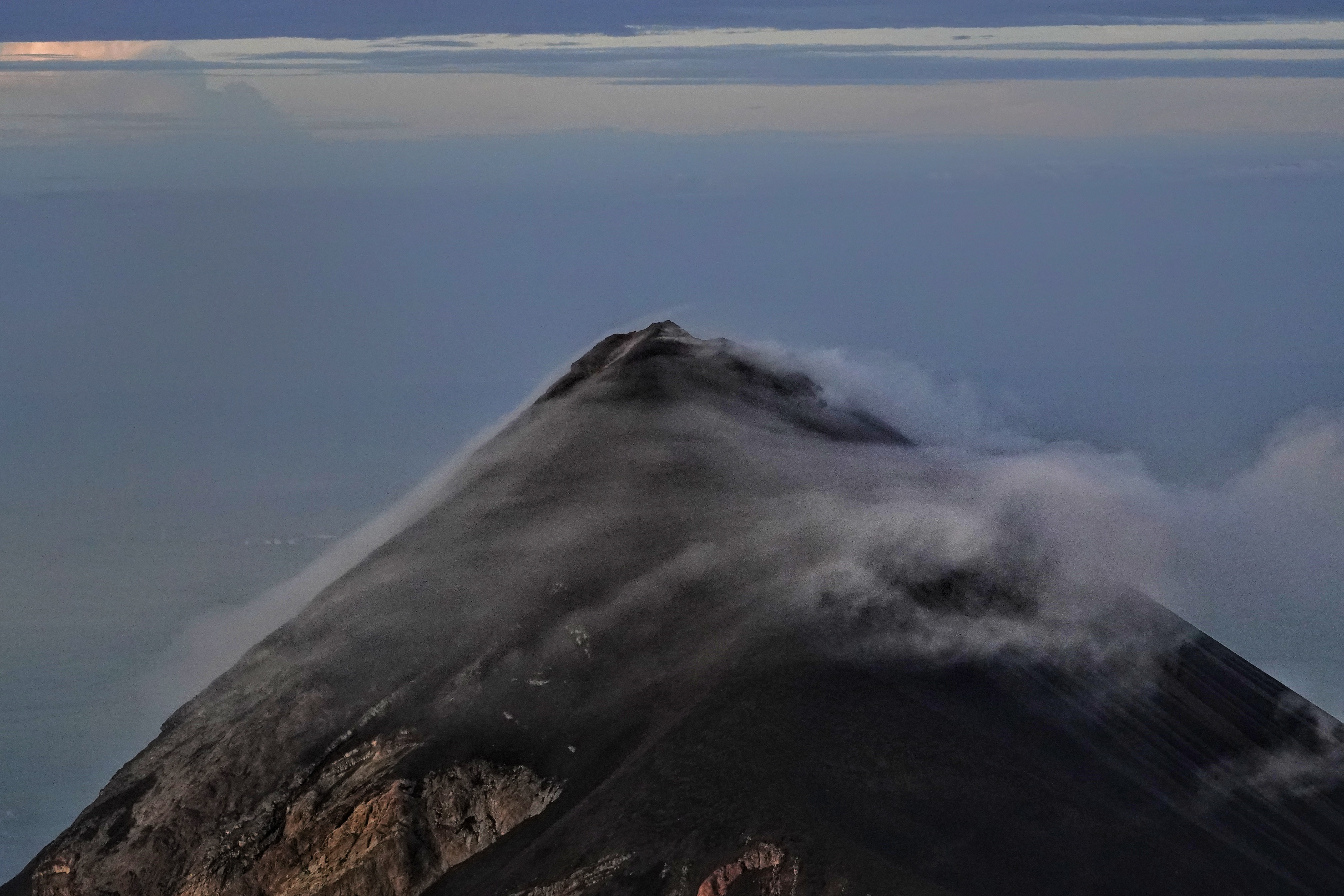Volcan dans les nuages